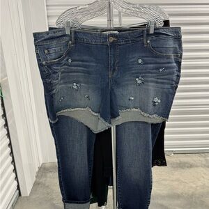 Torrid | Jean Shorts with Floral Embroidery in Medium Wash | size 24